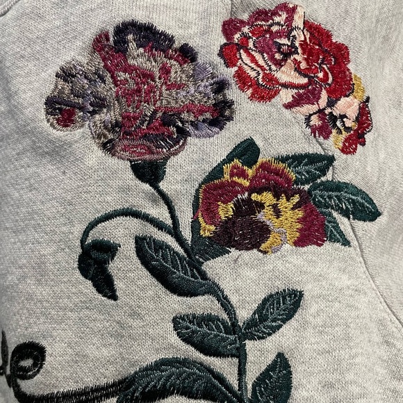 Aritzia’s - Wilfred Free Floral Embroidered Sweatshirt Women’s XS - Picture 3 of 9